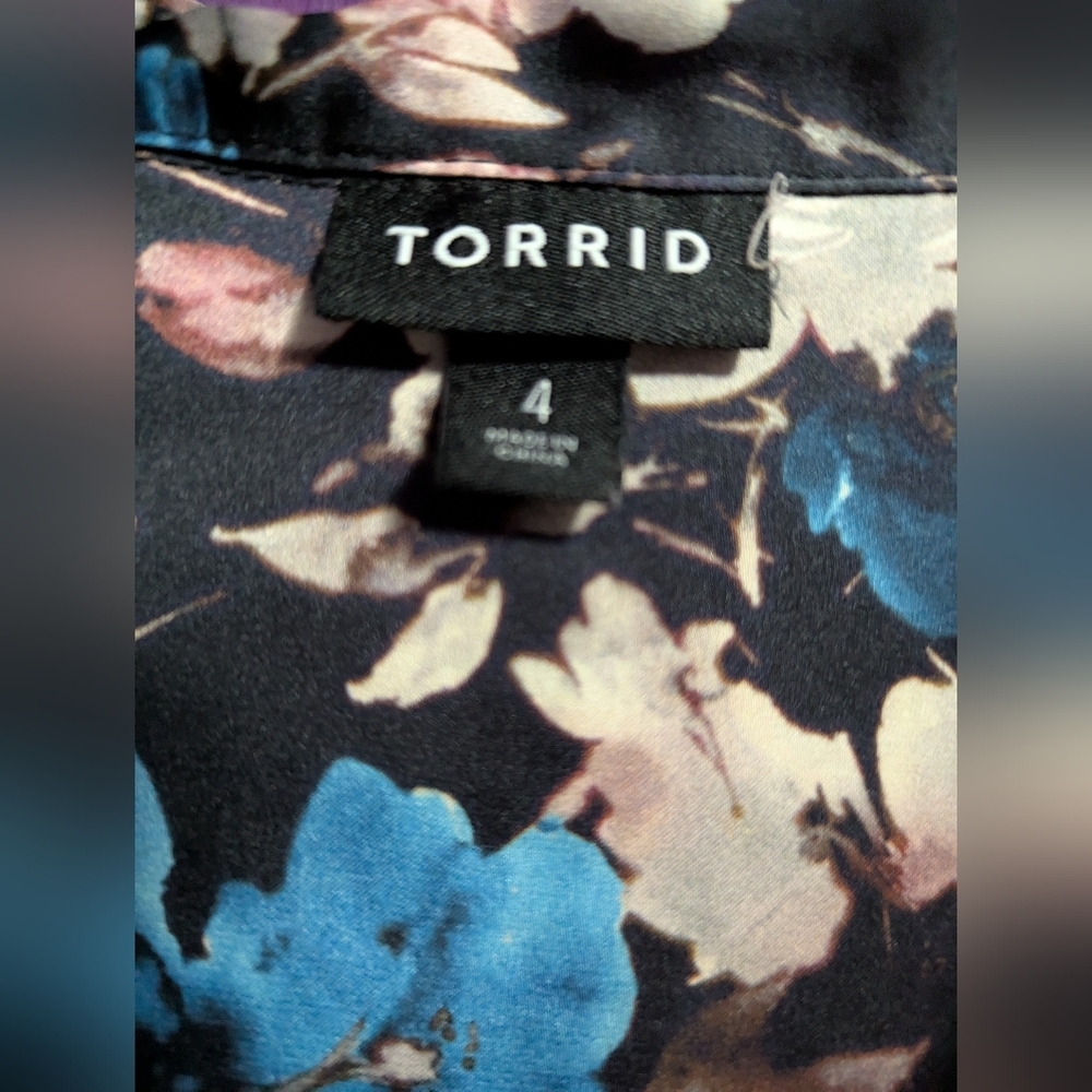 Torrid Black Floral Madison Satin Button-Up Long Sleeve Shirt 4X 26 - Picture 4 of 5
